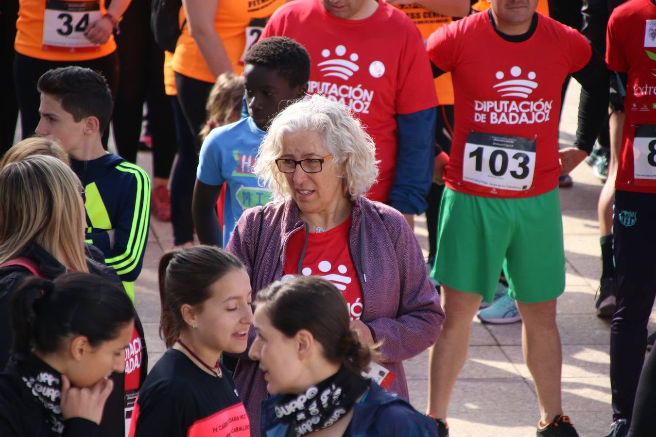 Jerez de los Caballeros ha acogido, esta mañana, la 'I Carrera de la Mujer', enmarcada dentro del programa 'Mujer y Deporte' de la Diputación de Badajoz y bajo el lema 'Nuestra meta, la igualdad'. Más de 300 personas, de todas las edades, se han dado cita en la Plaza de la Alcazaba y han recorrido las calles del municipio en una jornada que ha aunado deporte, solidaridad y reivindicación.
