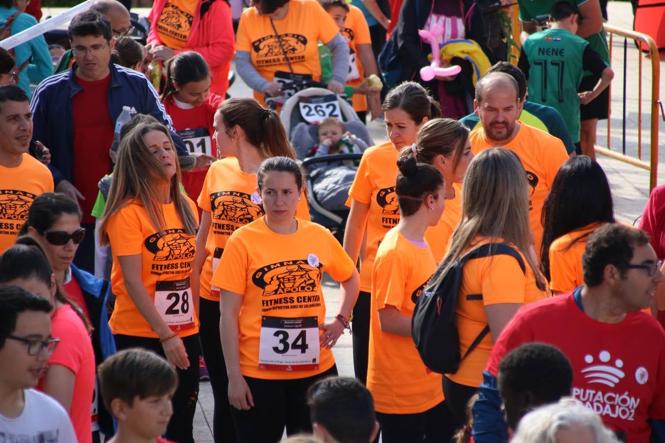 Jerez de los Caballeros ha acogido, esta mañana, la 'I Carrera de la Mujer', enmarcada dentro del programa 'Mujer y Deporte' de la Diputación de Badajoz y bajo el lema 'Nuestra meta, la igualdad'. Más de 300 personas, de todas las edades, se han dado cita en la Plaza de la Alcazaba y han recorrido las calles del municipio en una jornada que ha aunado deporte, solidaridad y reivindicación.