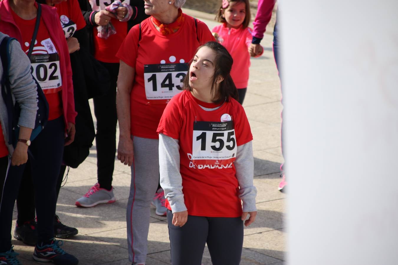 Jerez de los Caballeros ha acogido, esta mañana, la 'I Carrera de la Mujer', enmarcada dentro del programa 'Mujer y Deporte' de la Diputación de Badajoz y bajo el lema 'Nuestra meta, la igualdad'. Más de 300 personas, de todas las edades, se han dado cita en la Plaza de la Alcazaba y han recorrido las calles del municipio en una jornada que ha aunado deporte, solidaridad y reivindicación.