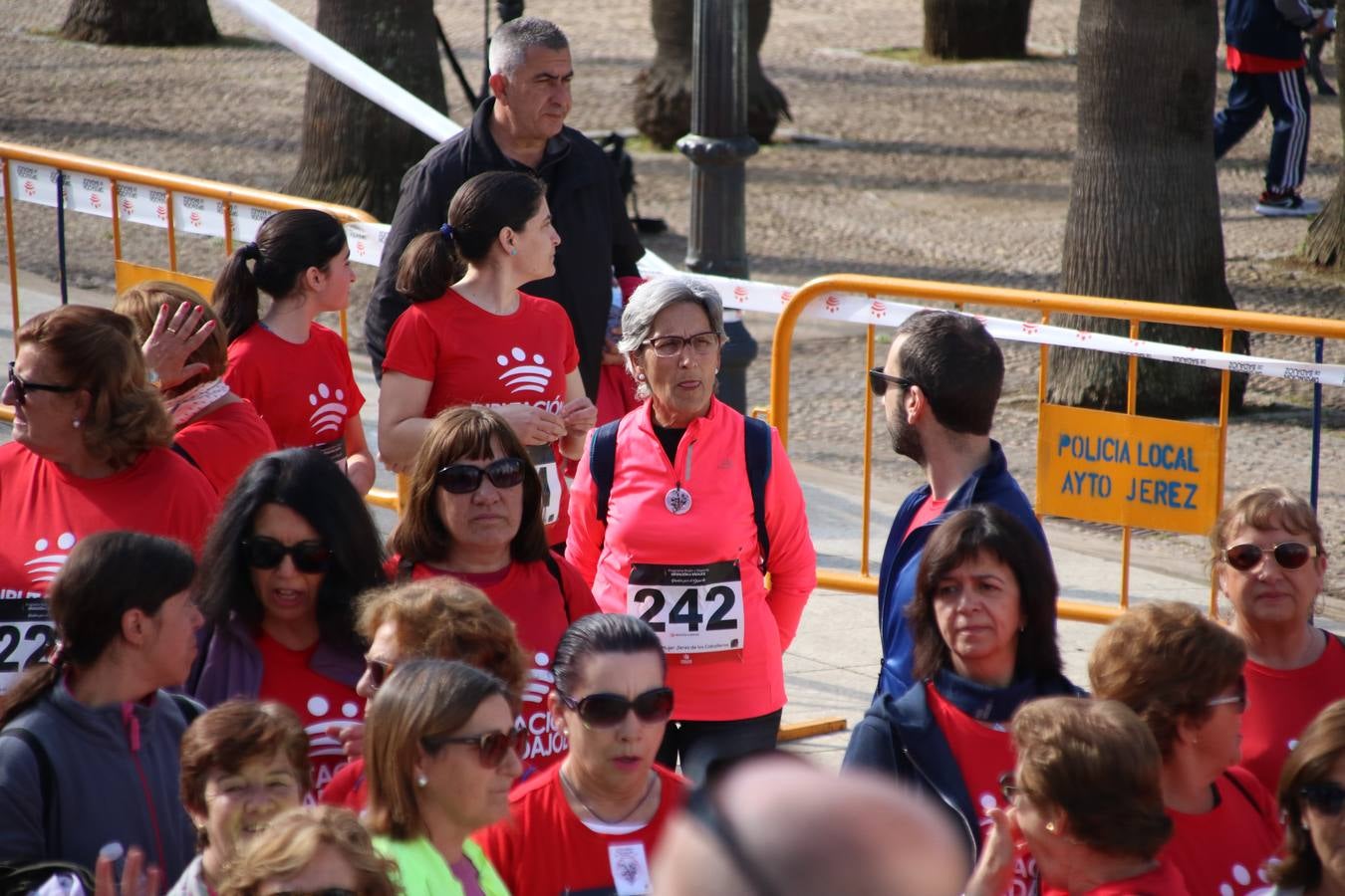 Jerez de los Caballeros ha acogido, esta mañana, la 'I Carrera de la Mujer', enmarcada dentro del programa 'Mujer y Deporte' de la Diputación de Badajoz y bajo el lema 'Nuestra meta, la igualdad'. Más de 300 personas, de todas las edades, se han dado cita en la Plaza de la Alcazaba y han recorrido las calles del municipio en una jornada que ha aunado deporte, solidaridad y reivindicación.
