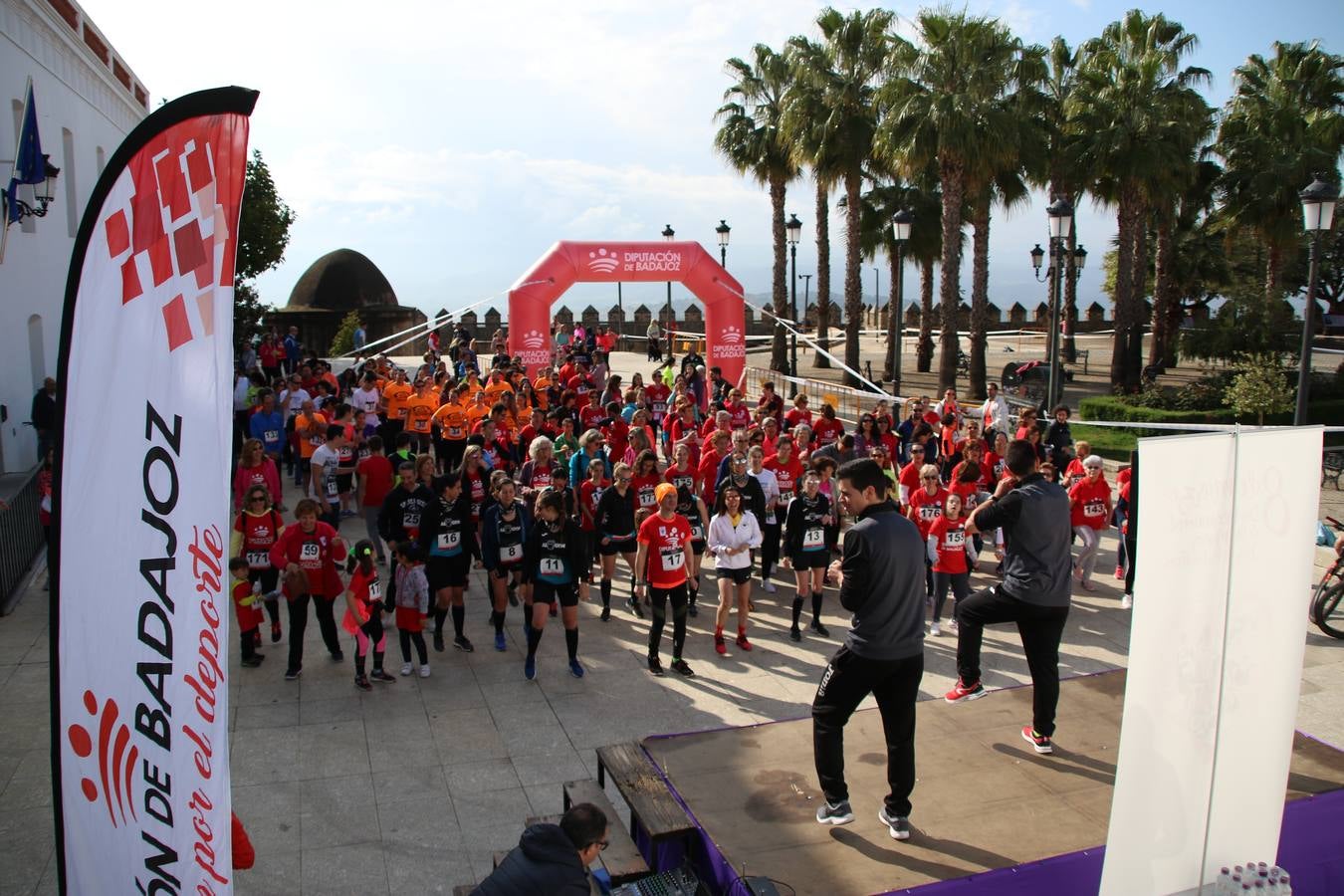 Jerez de los Caballeros ha acogido, esta mañana, la 'I Carrera de la Mujer', enmarcada dentro del programa 'Mujer y Deporte' de la Diputación de Badajoz y bajo el lema 'Nuestra meta, la igualdad'. Más de 300 personas, de todas las edades, se han dado cita en la Plaza de la Alcazaba y han recorrido las calles del municipio en una jornada que ha aunado deporte, solidaridad y reivindicación.