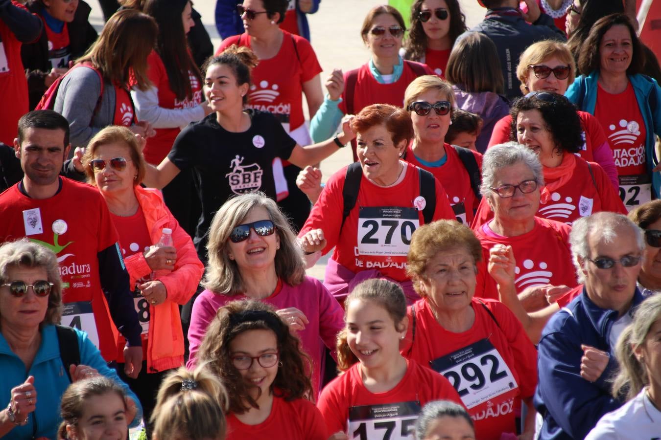Jerez de los Caballeros ha acogido, esta mañana, la 'I Carrera de la Mujer', enmarcada dentro del programa 'Mujer y Deporte' de la Diputación de Badajoz y bajo el lema 'Nuestra meta, la igualdad'. Más de 300 personas, de todas las edades, se han dado cita en la Plaza de la Alcazaba y han recorrido las calles del municipio en una jornada que ha aunado deporte, solidaridad y reivindicación.
