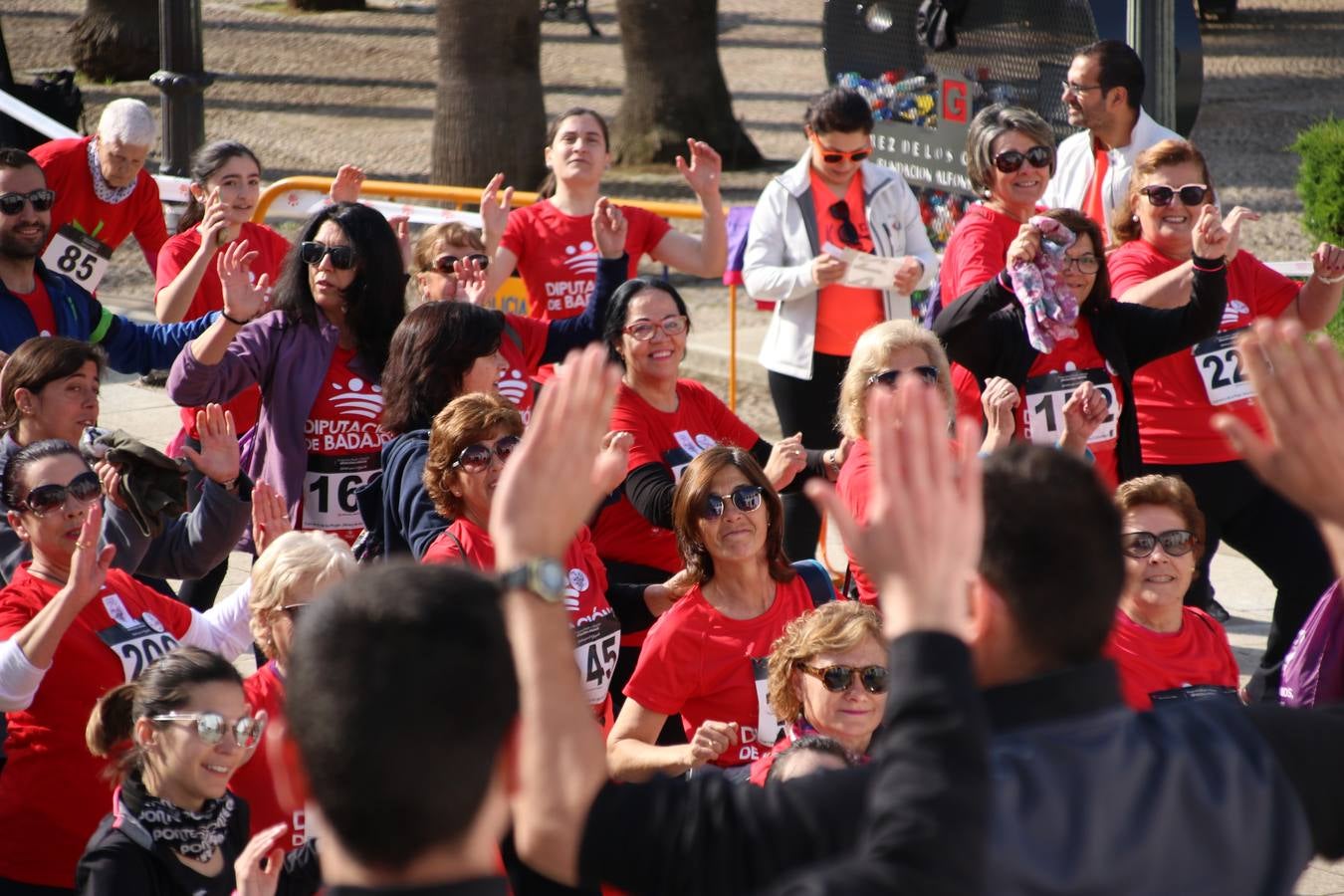 Jerez de los Caballeros ha acogido, esta mañana, la 'I Carrera de la Mujer', enmarcada dentro del programa 'Mujer y Deporte' de la Diputación de Badajoz y bajo el lema 'Nuestra meta, la igualdad'. Más de 300 personas, de todas las edades, se han dado cita en la Plaza de la Alcazaba y han recorrido las calles del municipio en una jornada que ha aunado deporte, solidaridad y reivindicación.