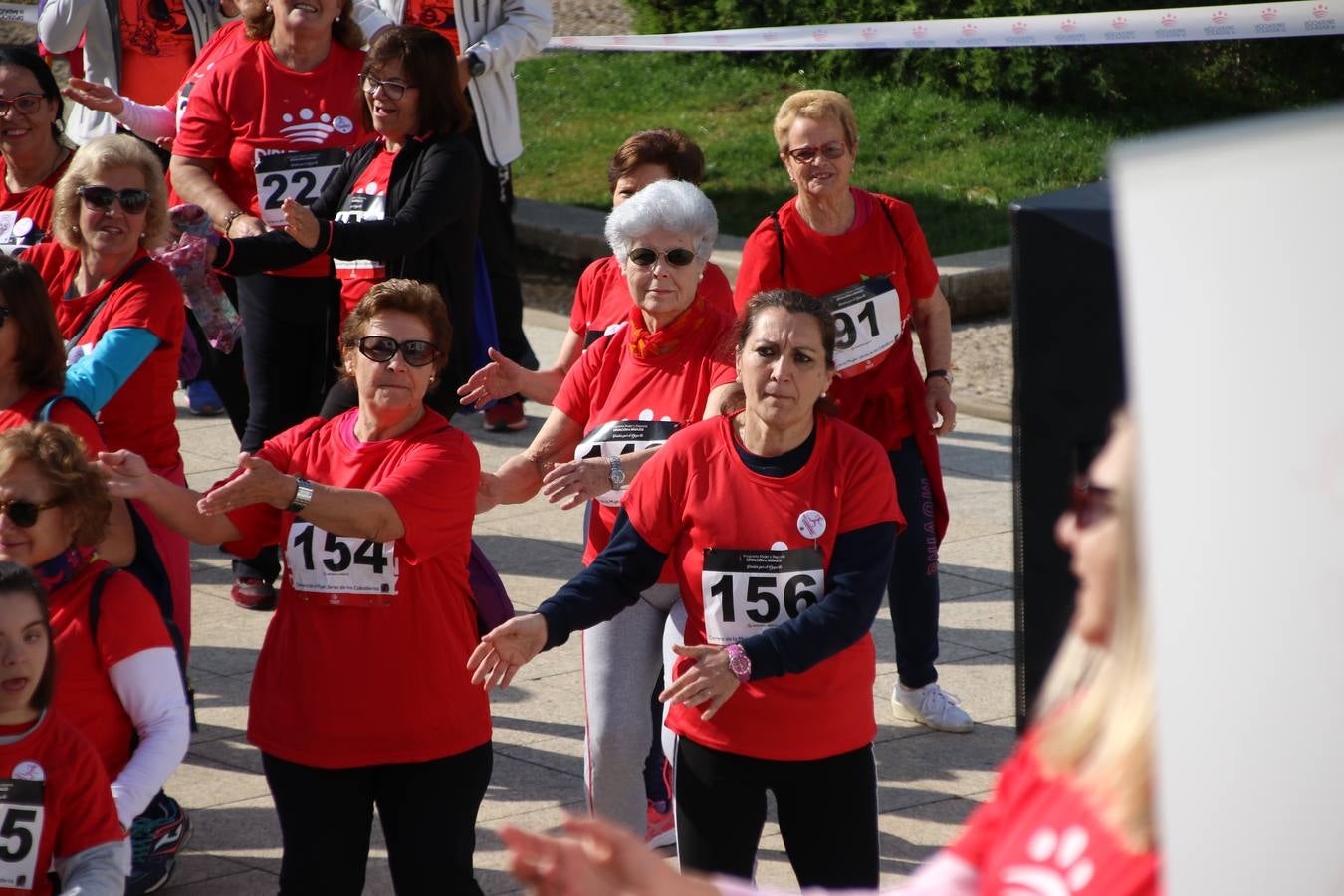 Jerez de los Caballeros ha acogido, esta mañana, la 'I Carrera de la Mujer', enmarcada dentro del programa 'Mujer y Deporte' de la Diputación de Badajoz y bajo el lema 'Nuestra meta, la igualdad'. Más de 300 personas, de todas las edades, se han dado cita en la Plaza de la Alcazaba y han recorrido las calles del municipio en una jornada que ha aunado deporte, solidaridad y reivindicación.
