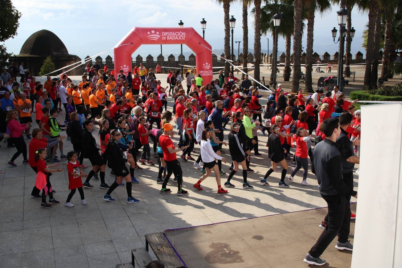 Jerez de los Caballeros ha acogido, esta mañana, la 'I Carrera de la Mujer', enmarcada dentro del programa 'Mujer y Deporte' de la Diputación de Badajoz y bajo el lema 'Nuestra meta, la igualdad'. Más de 300 personas, de todas las edades, se han dado cita en la Plaza de la Alcazaba y han recorrido las calles del municipio en una jornada que ha aunado deporte, solidaridad y reivindicación.