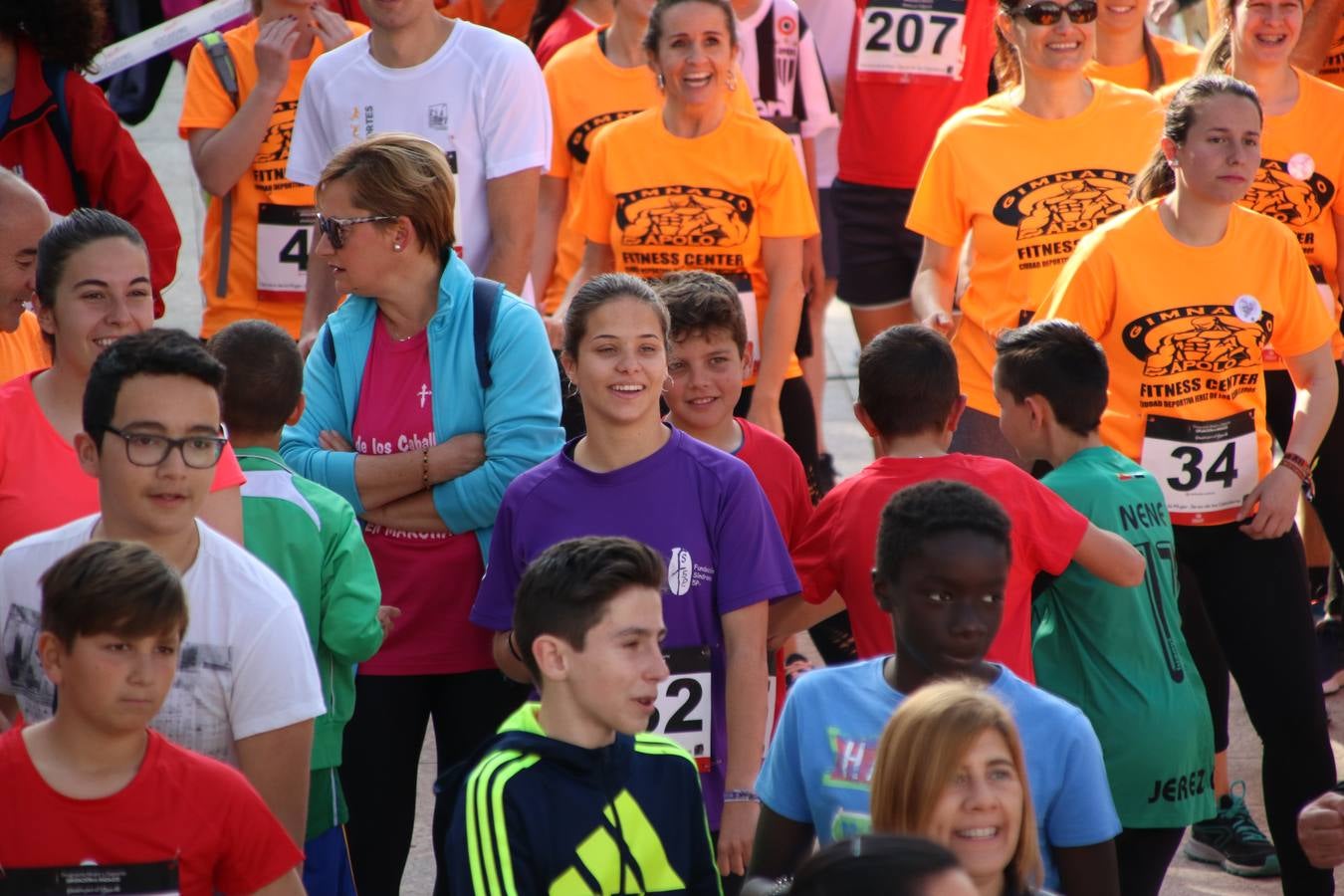 Jerez de los Caballeros ha acogido, esta mañana, la 'I Carrera de la Mujer', enmarcada dentro del programa 'Mujer y Deporte' de la Diputación de Badajoz y bajo el lema 'Nuestra meta, la igualdad'. Más de 300 personas, de todas las edades, se han dado cita en la Plaza de la Alcazaba y han recorrido las calles del municipio en una jornada que ha aunado deporte, solidaridad y reivindicación.