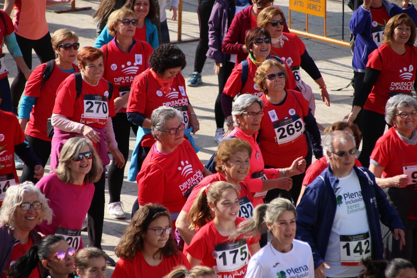 Jerez de los Caballeros ha acogido, esta mañana, la 'I Carrera de la Mujer', enmarcada dentro del programa 'Mujer y Deporte' de la Diputación de Badajoz y bajo el lema 'Nuestra meta, la igualdad'. Más de 300 personas, de todas las edades, se han dado cita en la Plaza de la Alcazaba y han recorrido las calles del municipio en una jornada que ha aunado deporte, solidaridad y reivindicación.