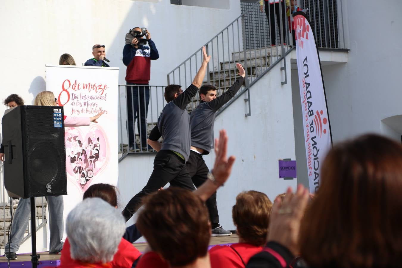 Jerez de los Caballeros ha acogido, esta mañana, la 'I Carrera de la Mujer', enmarcada dentro del programa 'Mujer y Deporte' de la Diputación de Badajoz y bajo el lema 'Nuestra meta, la igualdad'. Más de 300 personas, de todas las edades, se han dado cita en la Plaza de la Alcazaba y han recorrido las calles del municipio en una jornada que ha aunado deporte, solidaridad y reivindicación.