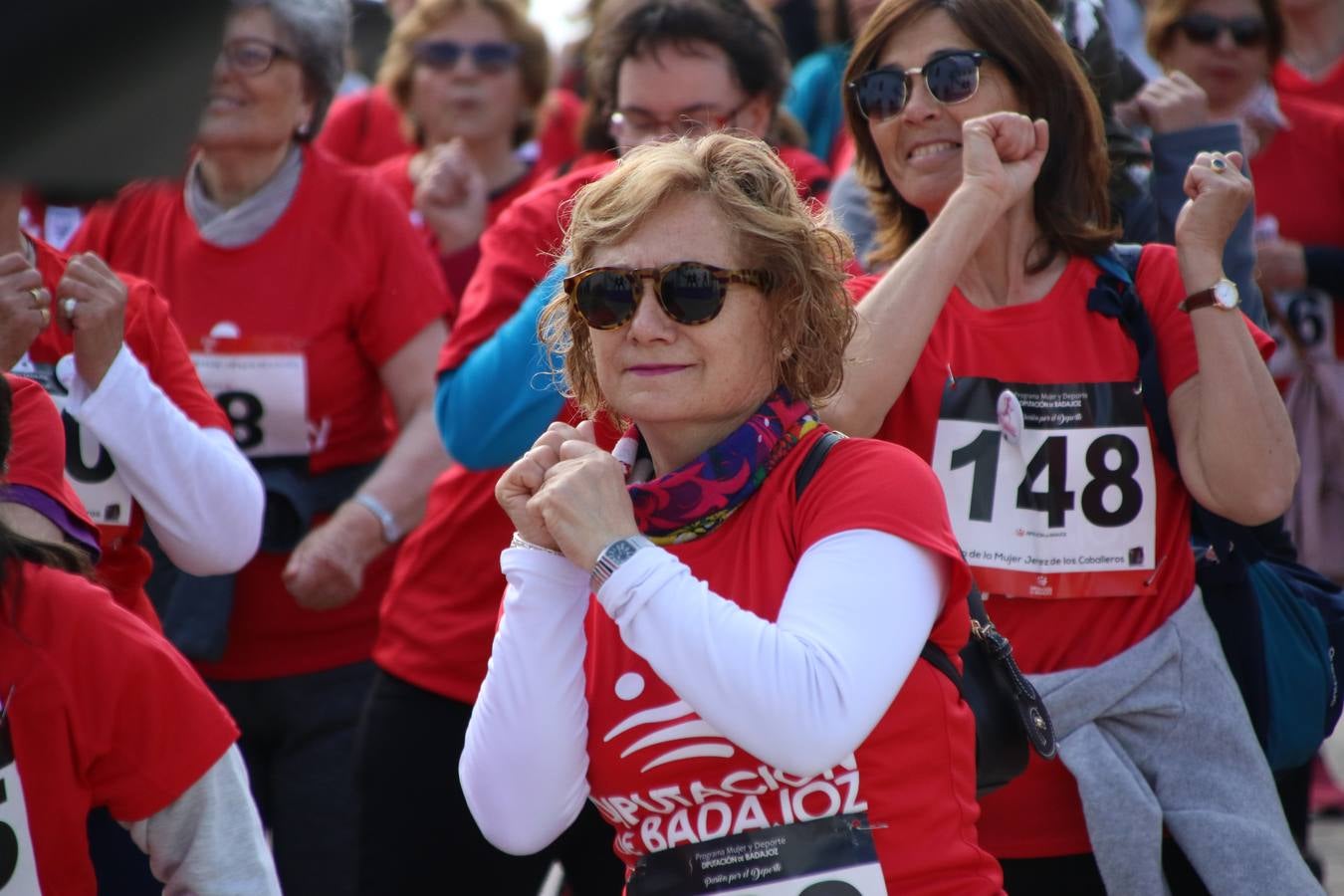 Jerez de los Caballeros ha acogido, esta mañana, la 'I Carrera de la Mujer', enmarcada dentro del programa 'Mujer y Deporte' de la Diputación de Badajoz y bajo el lema 'Nuestra meta, la igualdad'. Más de 300 personas, de todas las edades, se han dado cita en la Plaza de la Alcazaba y han recorrido las calles del municipio en una jornada que ha aunado deporte, solidaridad y reivindicación.
