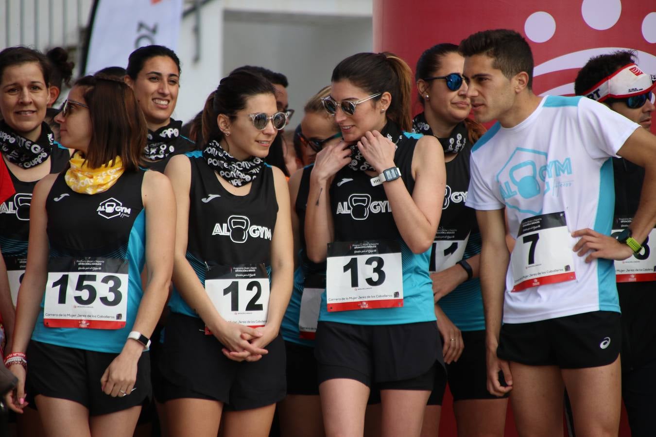 Jerez de los Caballeros ha acogido, esta mañana, la 'I Carrera de la Mujer', enmarcada dentro del programa 'Mujer y Deporte' de la Diputación de Badajoz y bajo el lema 'Nuestra meta, la igualdad'. Más de 300 personas, de todas las edades, se han dado cita en la Plaza de la Alcazaba y han recorrido las calles del municipio en una jornada que ha aunado deporte, solidaridad y reivindicación.