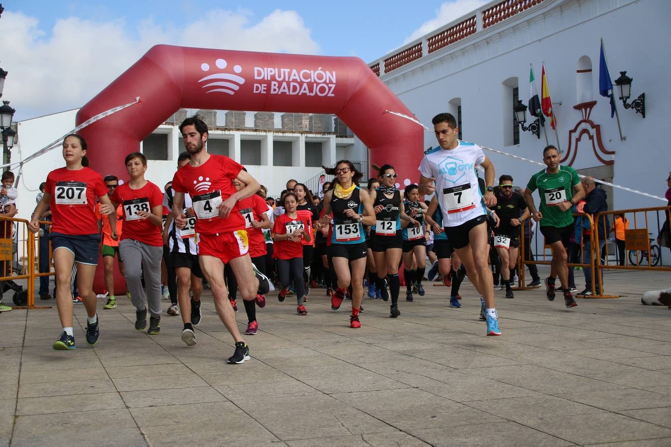 Jerez de los Caballeros ha acogido, esta mañana, la 'I Carrera de la Mujer', enmarcada dentro del programa 'Mujer y Deporte' de la Diputación de Badajoz y bajo el lema 'Nuestra meta, la igualdad'. Más de 300 personas, de todas las edades, se han dado cita en la Plaza de la Alcazaba y han recorrido las calles del municipio en una jornada que ha aunado deporte, solidaridad y reivindicación.