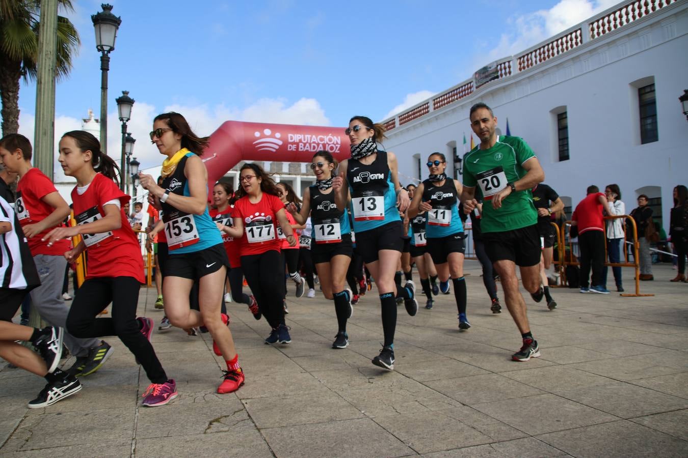 Jerez de los Caballeros ha acogido, esta mañana, la 'I Carrera de la Mujer', enmarcada dentro del programa 'Mujer y Deporte' de la Diputación de Badajoz y bajo el lema 'Nuestra meta, la igualdad'. Más de 300 personas, de todas las edades, se han dado cita en la Plaza de la Alcazaba y han recorrido las calles del municipio en una jornada que ha aunado deporte, solidaridad y reivindicación.