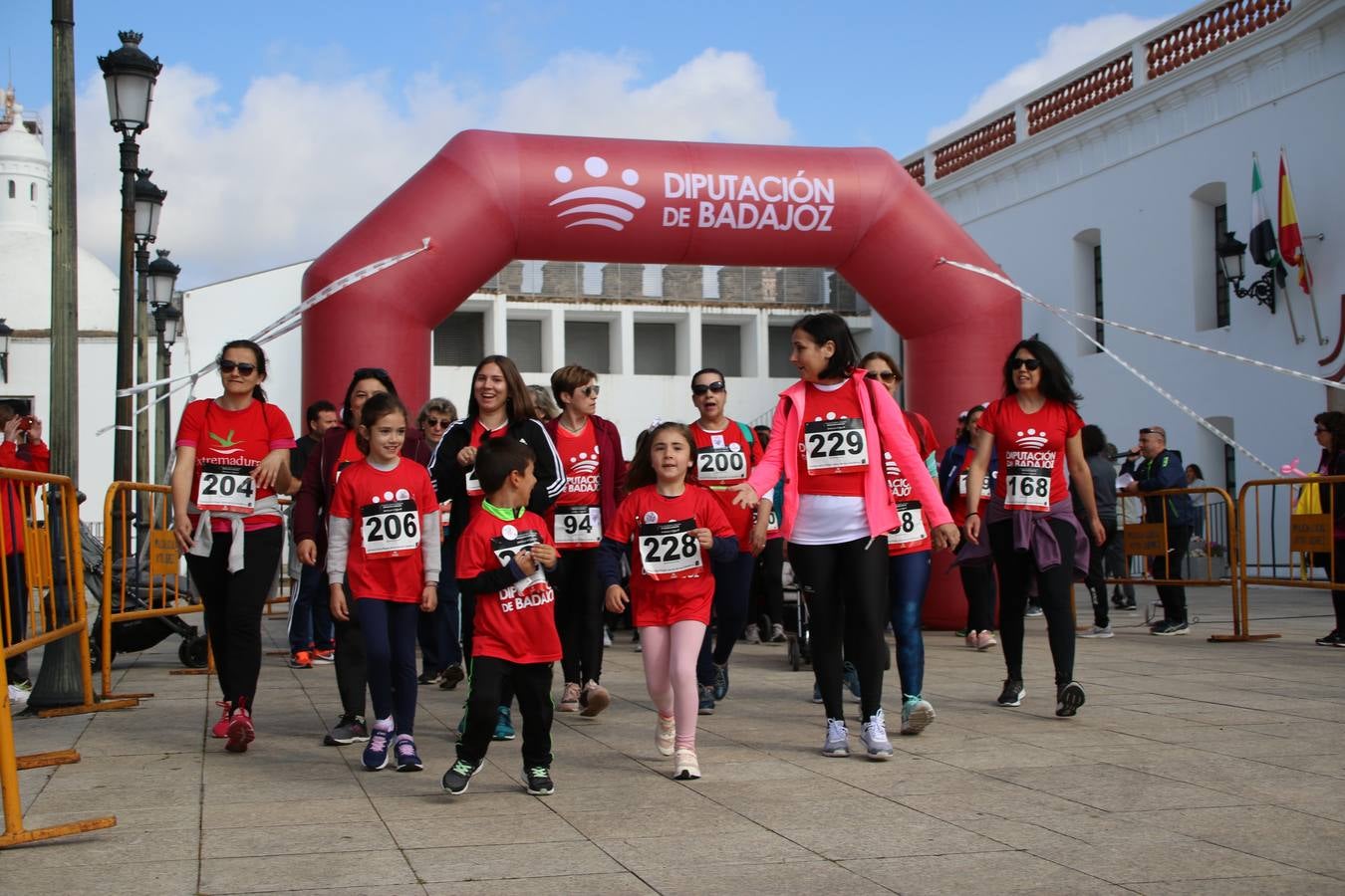 Jerez de los Caballeros ha acogido, esta mañana, la 'I Carrera de la Mujer', enmarcada dentro del programa 'Mujer y Deporte' de la Diputación de Badajoz y bajo el lema 'Nuestra meta, la igualdad'. Más de 300 personas, de todas las edades, se han dado cita en la Plaza de la Alcazaba y han recorrido las calles del municipio en una jornada que ha aunado deporte, solidaridad y reivindicación.