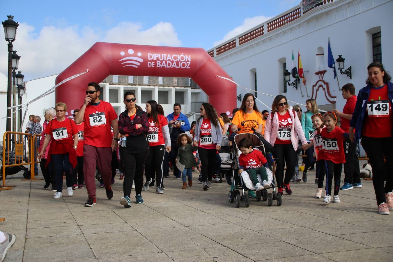 Jerez de los Caballeros ha acogido, esta mañana, la 'I Carrera de la Mujer', enmarcada dentro del programa 'Mujer y Deporte' de la Diputación de Badajoz y bajo el lema 'Nuestra meta, la igualdad'. Más de 300 personas, de todas las edades, se han dado cita en la Plaza de la Alcazaba y han recorrido las calles del municipio en una jornada que ha aunado deporte, solidaridad y reivindicación.