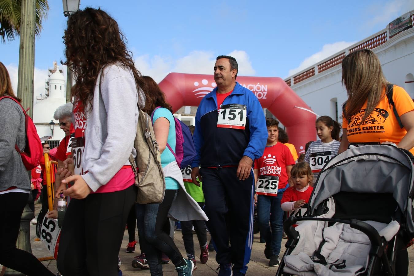 Jerez de los Caballeros ha acogido, esta mañana, la 'I Carrera de la Mujer', enmarcada dentro del programa 'Mujer y Deporte' de la Diputación de Badajoz y bajo el lema 'Nuestra meta, la igualdad'. Más de 300 personas, de todas las edades, se han dado cita en la Plaza de la Alcazaba y han recorrido las calles del municipio en una jornada que ha aunado deporte, solidaridad y reivindicación.