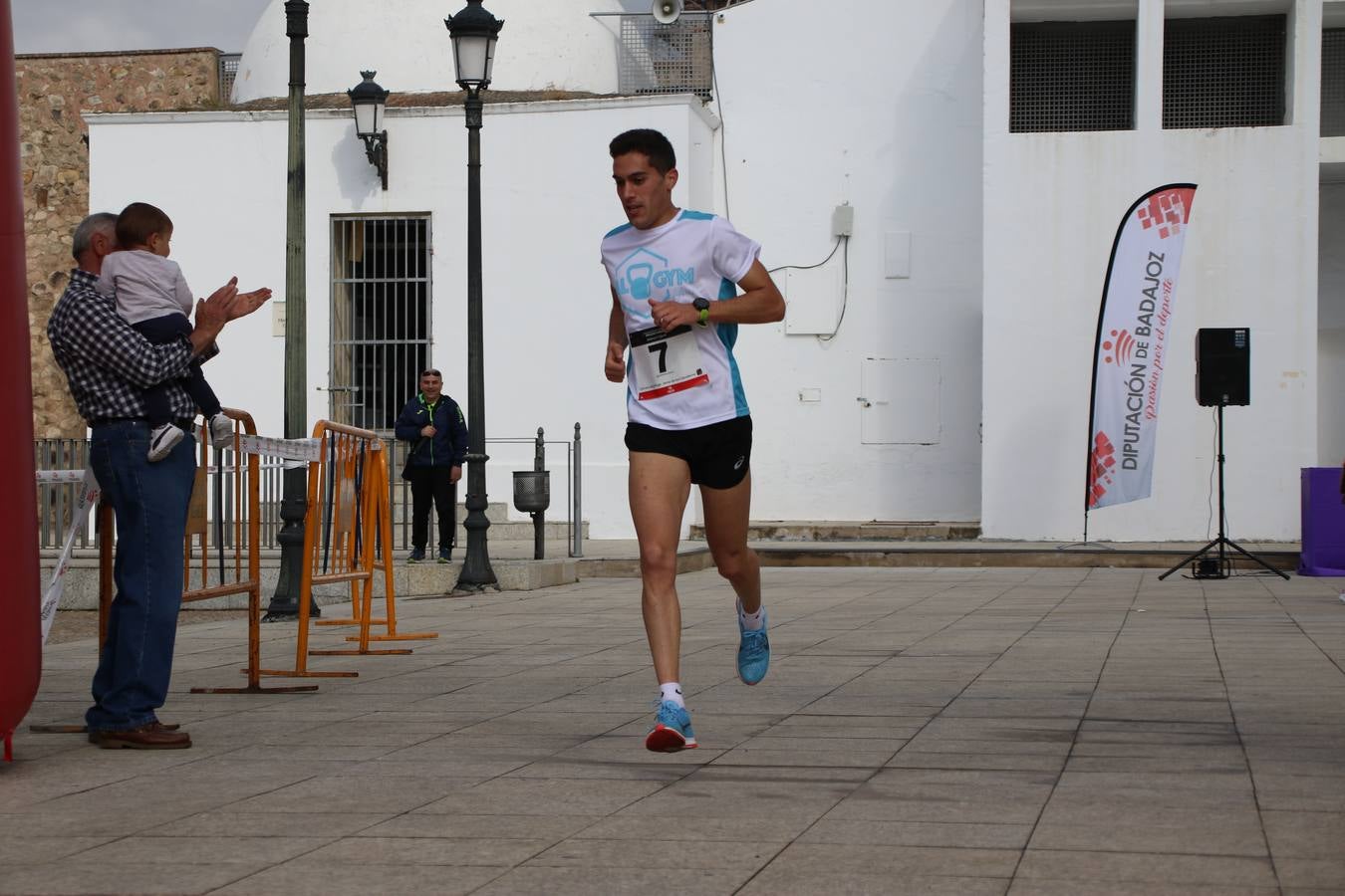 Jerez de los Caballeros ha acogido, esta mañana, la 'I Carrera de la Mujer', enmarcada dentro del programa 'Mujer y Deporte' de la Diputación de Badajoz y bajo el lema 'Nuestra meta, la igualdad'. Más de 300 personas, de todas las edades, se han dado cita en la Plaza de la Alcazaba y han recorrido las calles del municipio en una jornada que ha aunado deporte, solidaridad y reivindicación.