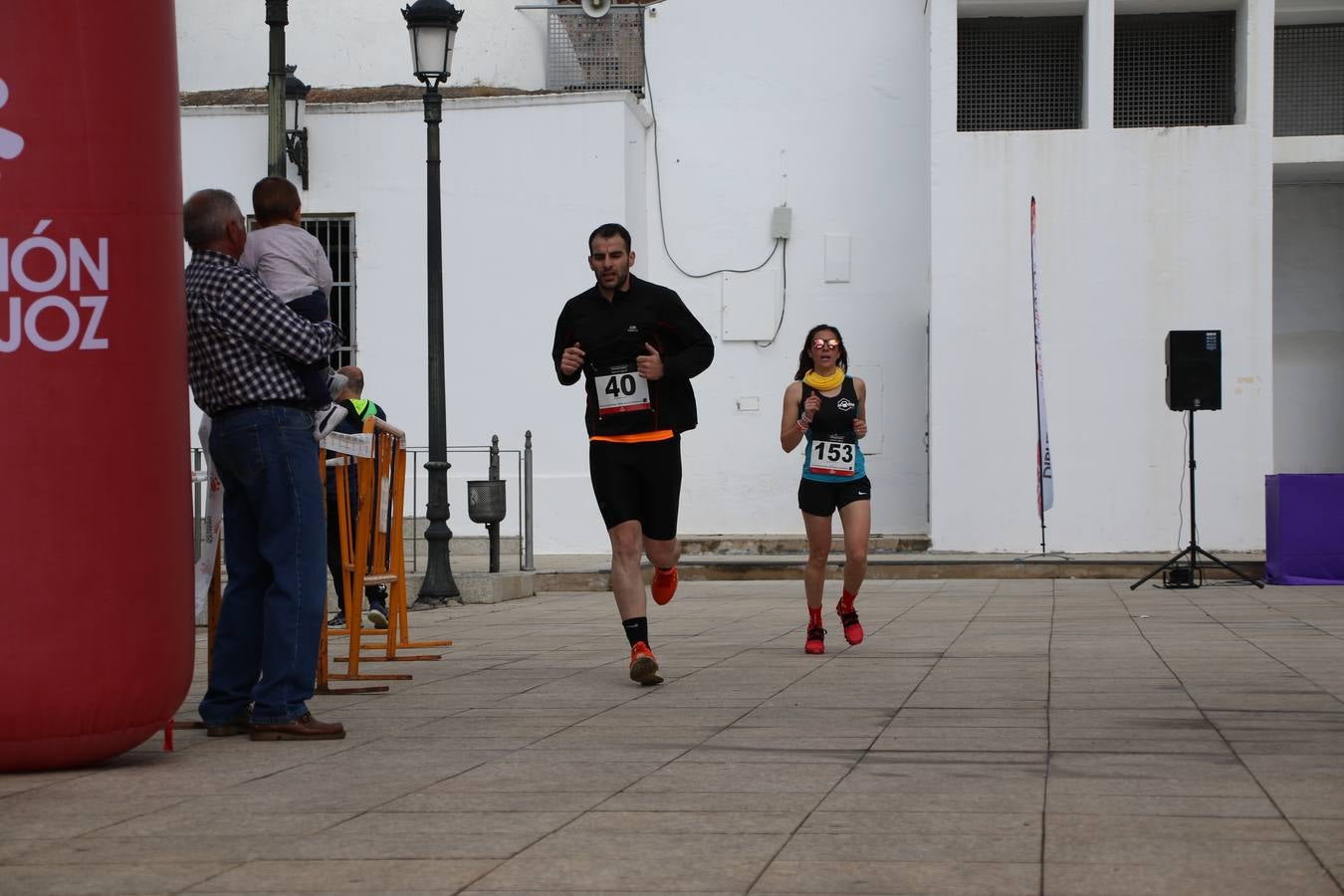 Jerez de los Caballeros ha acogido, esta mañana, la 'I Carrera de la Mujer', enmarcada dentro del programa 'Mujer y Deporte' de la Diputación de Badajoz y bajo el lema 'Nuestra meta, la igualdad'. Más de 300 personas, de todas las edades, se han dado cita en la Plaza de la Alcazaba y han recorrido las calles del municipio en una jornada que ha aunado deporte, solidaridad y reivindicación.