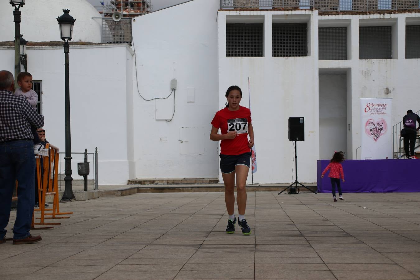 Jerez de los Caballeros ha acogido, esta mañana, la 'I Carrera de la Mujer', enmarcada dentro del programa 'Mujer y Deporte' de la Diputación de Badajoz y bajo el lema 'Nuestra meta, la igualdad'. Más de 300 personas, de todas las edades, se han dado cita en la Plaza de la Alcazaba y han recorrido las calles del municipio en una jornada que ha aunado deporte, solidaridad y reivindicación.
