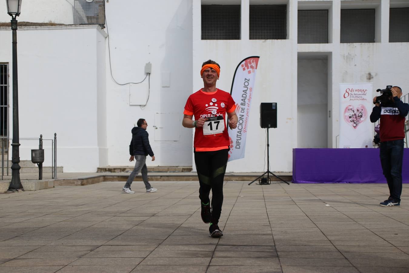 Jerez de los Caballeros ha acogido, esta mañana, la 'I Carrera de la Mujer', enmarcada dentro del programa 'Mujer y Deporte' de la Diputación de Badajoz y bajo el lema 'Nuestra meta, la igualdad'. Más de 300 personas, de todas las edades, se han dado cita en la Plaza de la Alcazaba y han recorrido las calles del municipio en una jornada que ha aunado deporte, solidaridad y reivindicación.