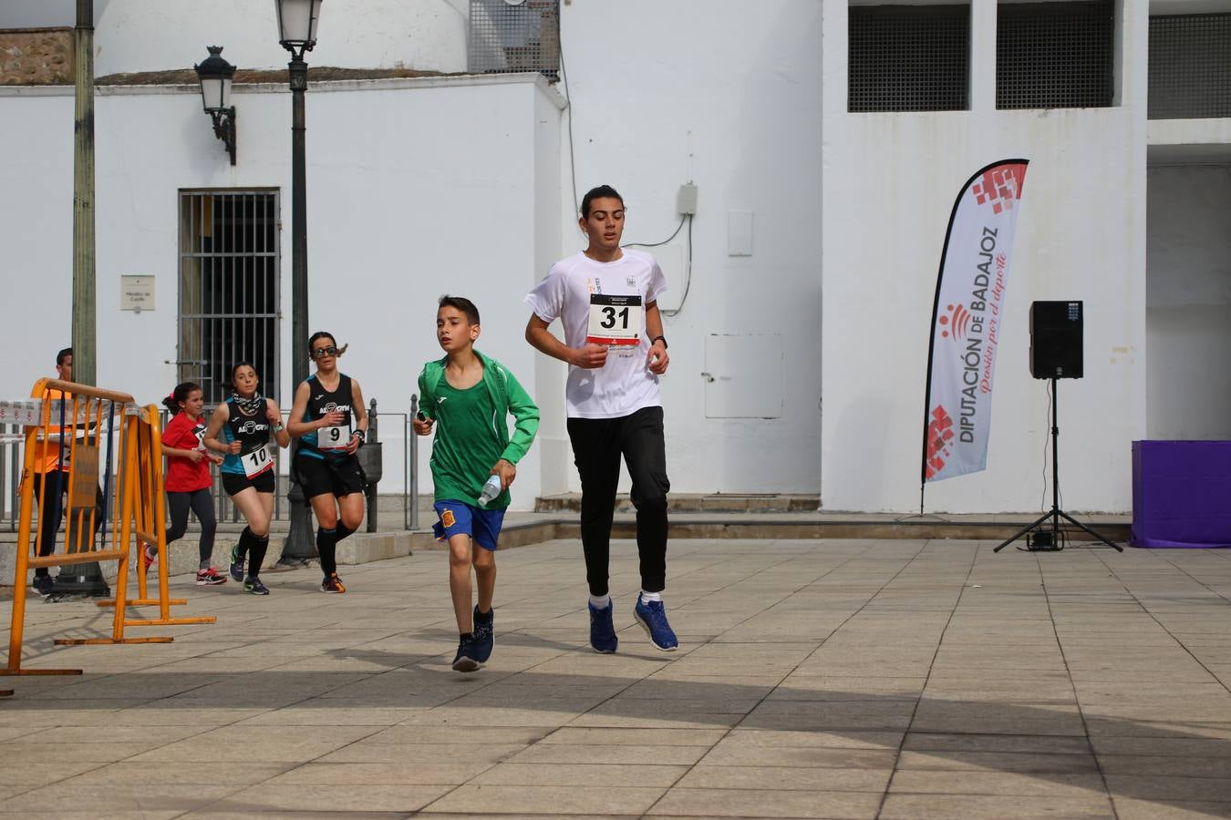 Jerez de los Caballeros ha acogido, esta mañana, la 'I Carrera de la Mujer', enmarcada dentro del programa 'Mujer y Deporte' de la Diputación de Badajoz y bajo el lema 'Nuestra meta, la igualdad'. Más de 300 personas, de todas las edades, se han dado cita en la Plaza de la Alcazaba y han recorrido las calles del municipio en una jornada que ha aunado deporte, solidaridad y reivindicación.