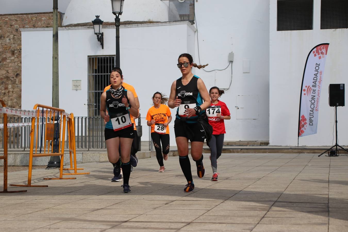 Jerez de los Caballeros ha acogido, esta mañana, la 'I Carrera de la Mujer', enmarcada dentro del programa 'Mujer y Deporte' de la Diputación de Badajoz y bajo el lema 'Nuestra meta, la igualdad'. Más de 300 personas, de todas las edades, se han dado cita en la Plaza de la Alcazaba y han recorrido las calles del municipio en una jornada que ha aunado deporte, solidaridad y reivindicación.
