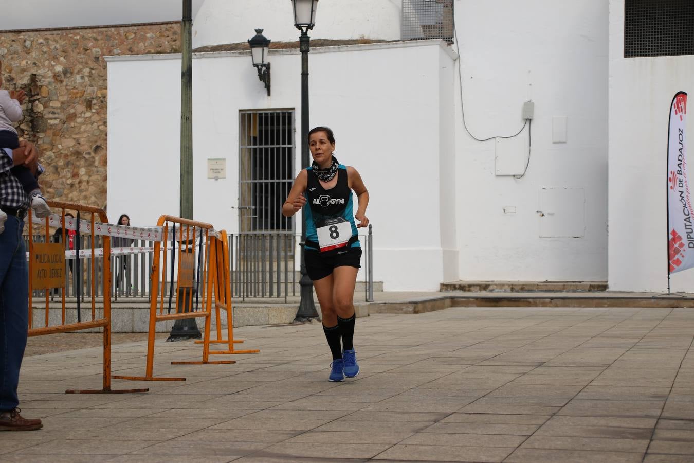 Jerez de los Caballeros ha acogido, esta mañana, la 'I Carrera de la Mujer', enmarcada dentro del programa 'Mujer y Deporte' de la Diputación de Badajoz y bajo el lema 'Nuestra meta, la igualdad'. Más de 300 personas, de todas las edades, se han dado cita en la Plaza de la Alcazaba y han recorrido las calles del municipio en una jornada que ha aunado deporte, solidaridad y reivindicación.
