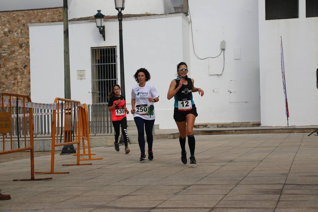 Jerez de los Caballeros ha acogido, esta mañana, la 'I Carrera de la Mujer', enmarcada dentro del programa 'Mujer y Deporte' de la Diputación de Badajoz y bajo el lema 'Nuestra meta, la igualdad'. Más de 300 personas, de todas las edades, se han dado cita en la Plaza de la Alcazaba y han recorrido las calles del municipio en una jornada que ha aunado deporte, solidaridad y reivindicación.
