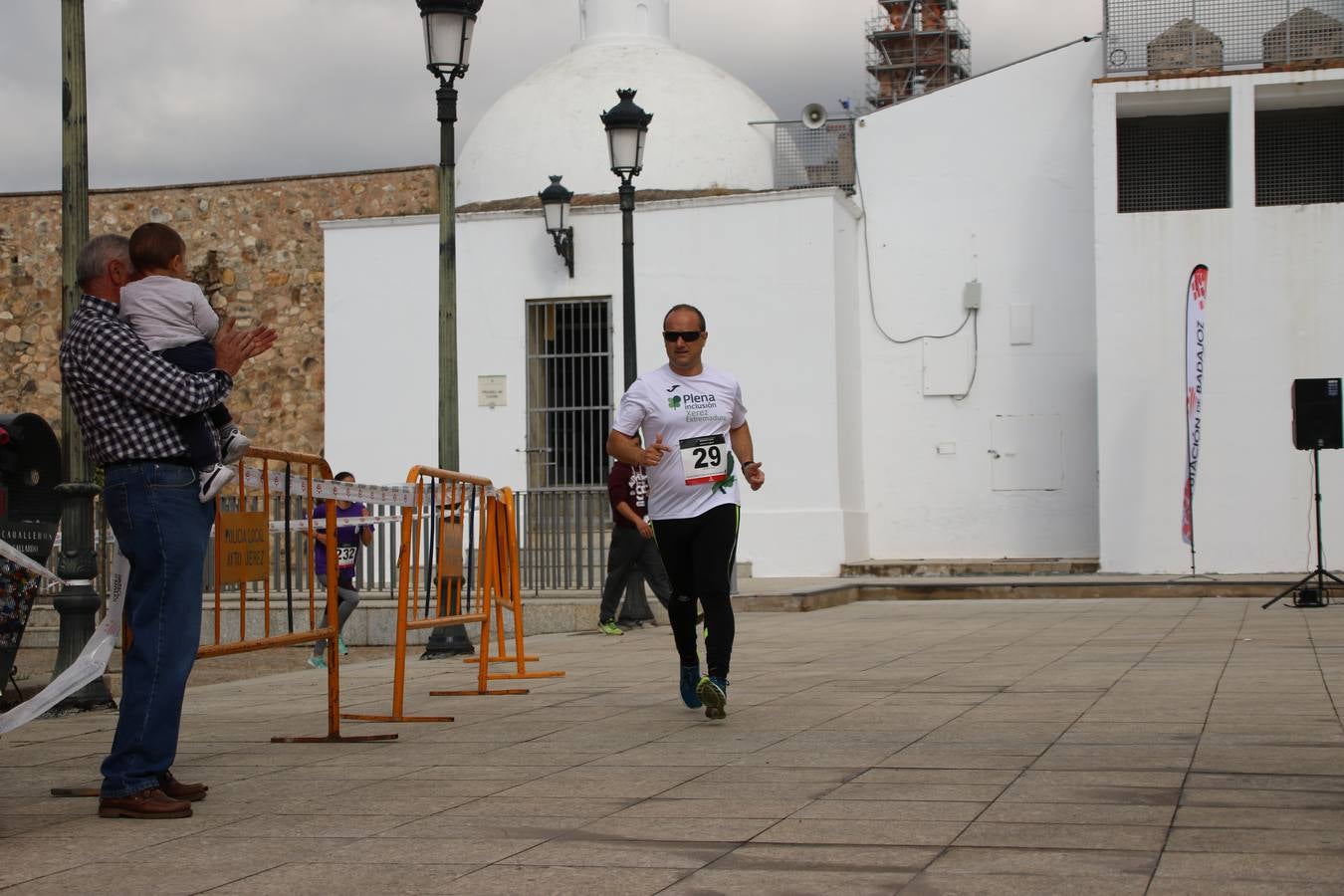 Jerez de los Caballeros ha acogido, esta mañana, la 'I Carrera de la Mujer', enmarcada dentro del programa 'Mujer y Deporte' de la Diputación de Badajoz y bajo el lema 'Nuestra meta, la igualdad'. Más de 300 personas, de todas las edades, se han dado cita en la Plaza de la Alcazaba y han recorrido las calles del municipio en una jornada que ha aunado deporte, solidaridad y reivindicación.