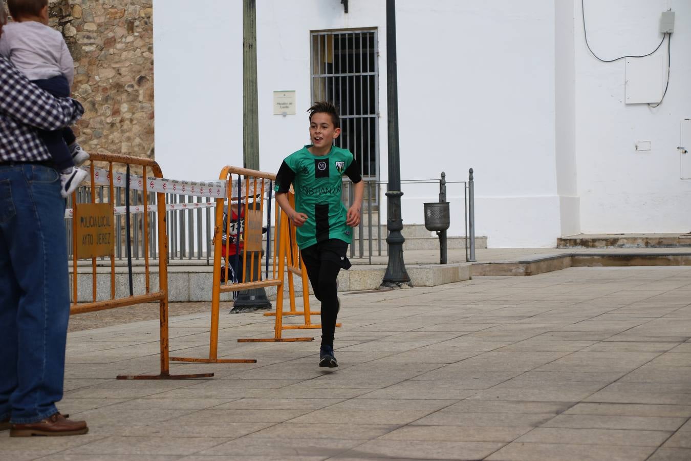 Jerez de los Caballeros ha acogido, esta mañana, la 'I Carrera de la Mujer', enmarcada dentro del programa 'Mujer y Deporte' de la Diputación de Badajoz y bajo el lema 'Nuestra meta, la igualdad'. Más de 300 personas, de todas las edades, se han dado cita en la Plaza de la Alcazaba y han recorrido las calles del municipio en una jornada que ha aunado deporte, solidaridad y reivindicación.