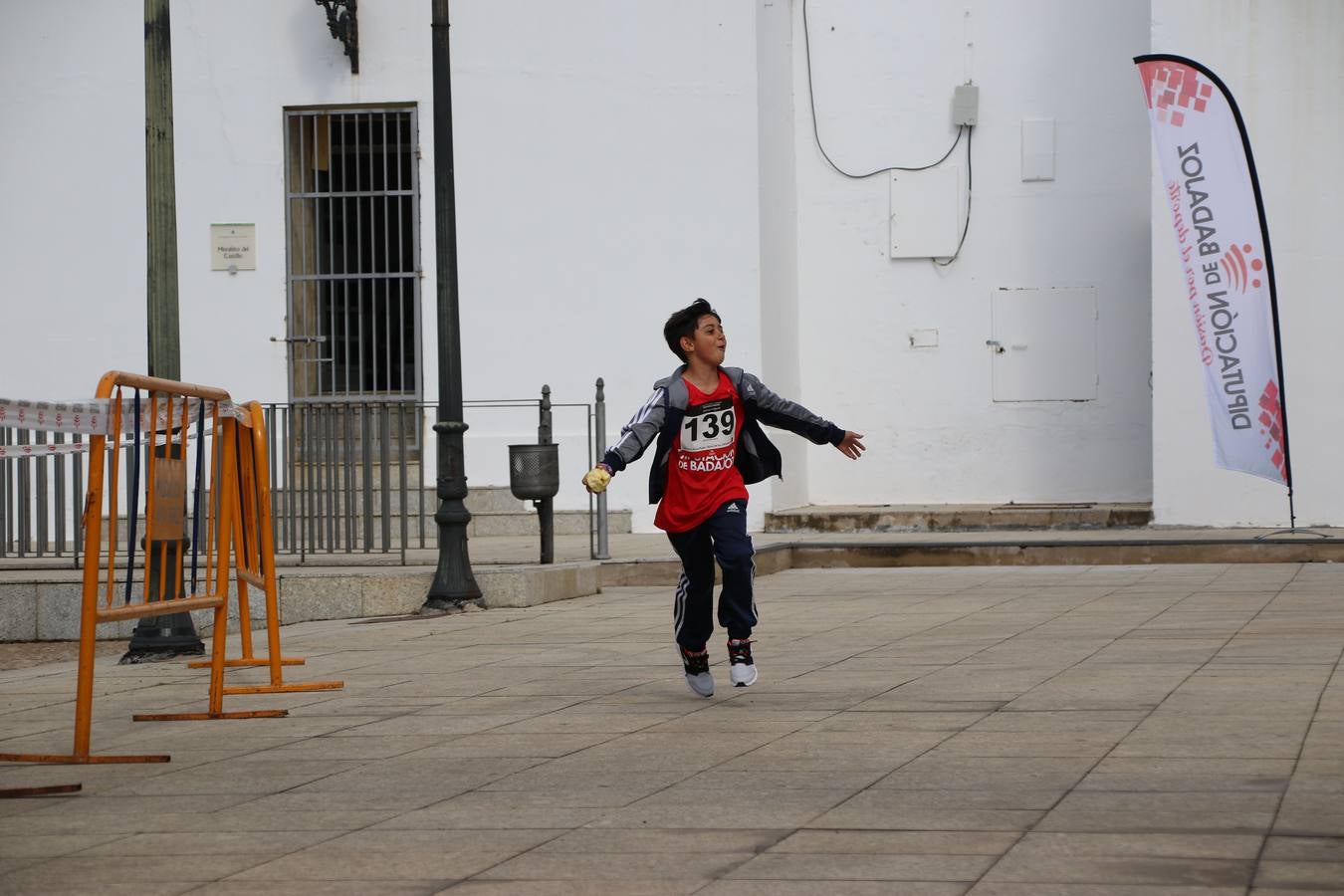 Jerez de los Caballeros ha acogido, esta mañana, la 'I Carrera de la Mujer', enmarcada dentro del programa 'Mujer y Deporte' de la Diputación de Badajoz y bajo el lema 'Nuestra meta, la igualdad'. Más de 300 personas, de todas las edades, se han dado cita en la Plaza de la Alcazaba y han recorrido las calles del municipio en una jornada que ha aunado deporte, solidaridad y reivindicación.