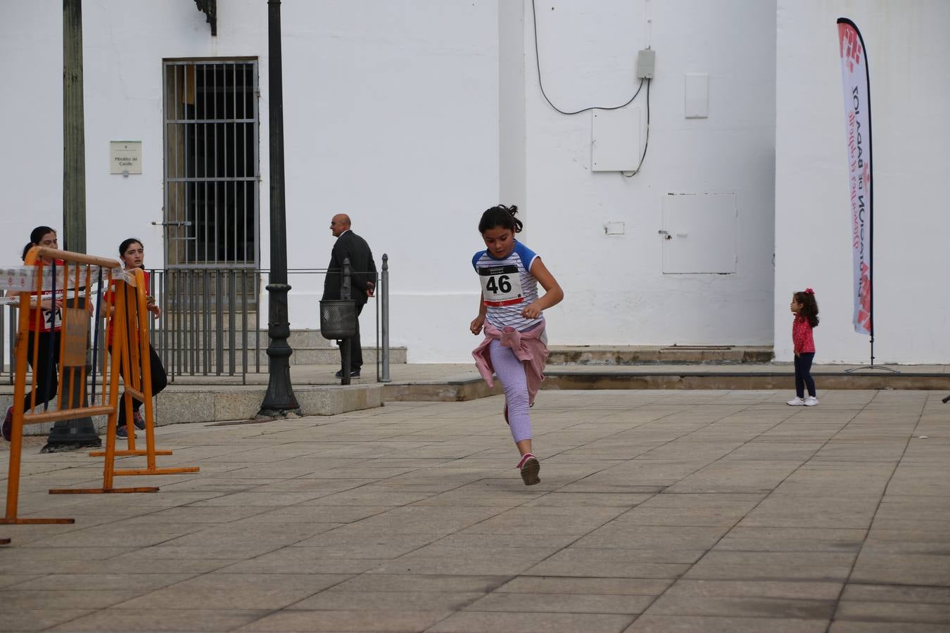 Jerez de los Caballeros ha acogido, esta mañana, la 'I Carrera de la Mujer', enmarcada dentro del programa 'Mujer y Deporte' de la Diputación de Badajoz y bajo el lema 'Nuestra meta, la igualdad'. Más de 300 personas, de todas las edades, se han dado cita en la Plaza de la Alcazaba y han recorrido las calles del municipio en una jornada que ha aunado deporte, solidaridad y reivindicación.