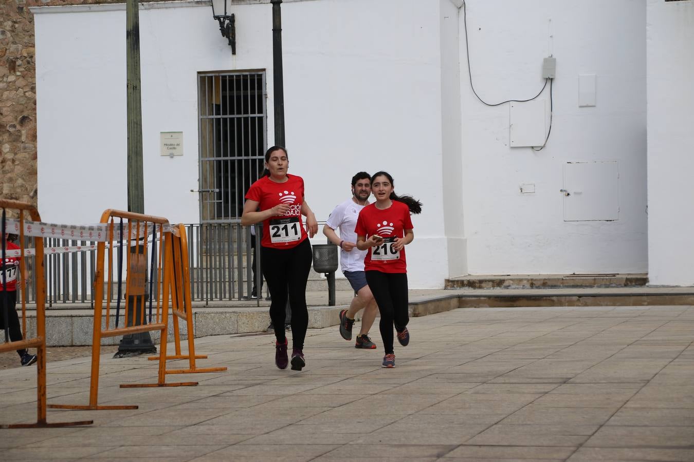 Jerez de los Caballeros ha acogido, esta mañana, la 'I Carrera de la Mujer', enmarcada dentro del programa 'Mujer y Deporte' de la Diputación de Badajoz y bajo el lema 'Nuestra meta, la igualdad'. Más de 300 personas, de todas las edades, se han dado cita en la Plaza de la Alcazaba y han recorrido las calles del municipio en una jornada que ha aunado deporte, solidaridad y reivindicación.