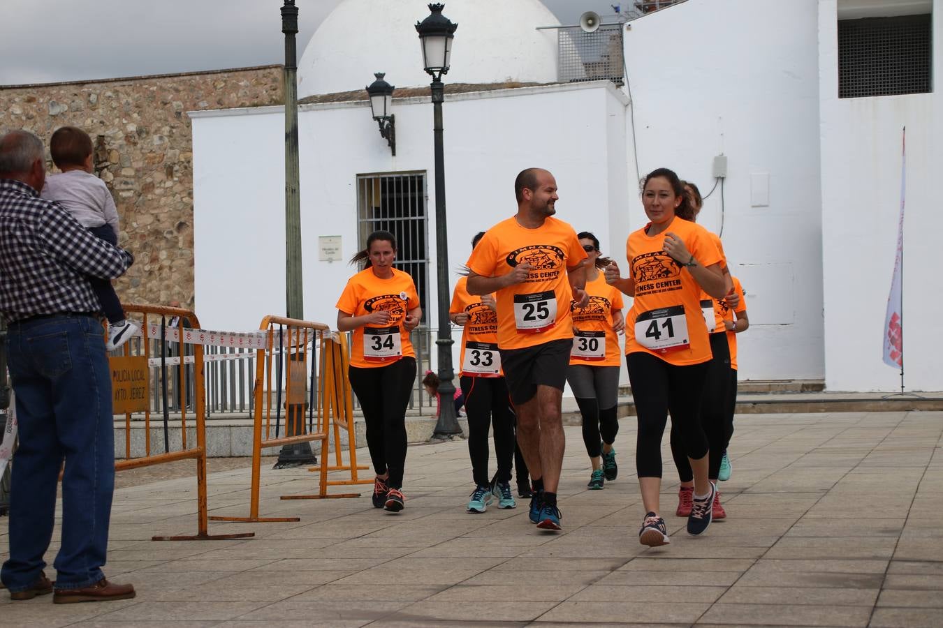 Jerez de los Caballeros ha acogido, esta mañana, la 'I Carrera de la Mujer', enmarcada dentro del programa 'Mujer y Deporte' de la Diputación de Badajoz y bajo el lema 'Nuestra meta, la igualdad'. Más de 300 personas, de todas las edades, se han dado cita en la Plaza de la Alcazaba y han recorrido las calles del municipio en una jornada que ha aunado deporte, solidaridad y reivindicación.