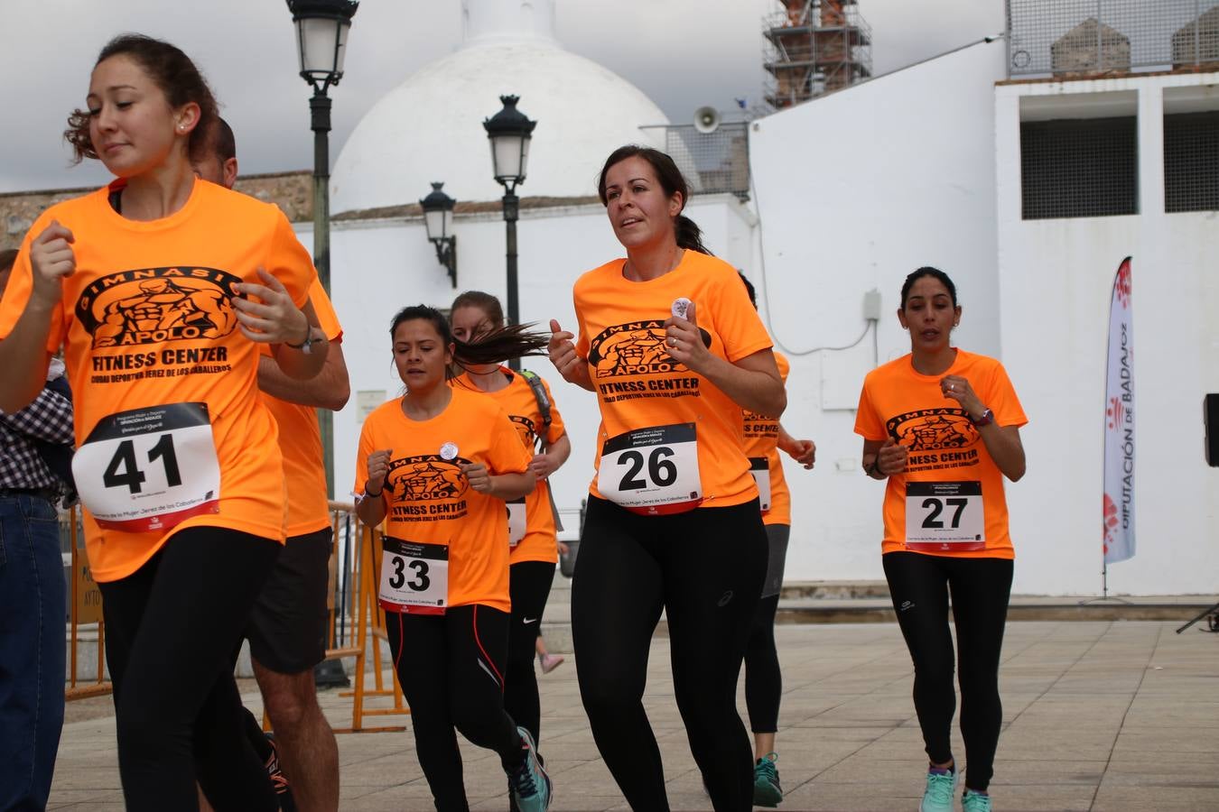 Jerez de los Caballeros ha acogido, esta mañana, la 'I Carrera de la Mujer', enmarcada dentro del programa 'Mujer y Deporte' de la Diputación de Badajoz y bajo el lema 'Nuestra meta, la igualdad'. Más de 300 personas, de todas las edades, se han dado cita en la Plaza de la Alcazaba y han recorrido las calles del municipio en una jornada que ha aunado deporte, solidaridad y reivindicación.