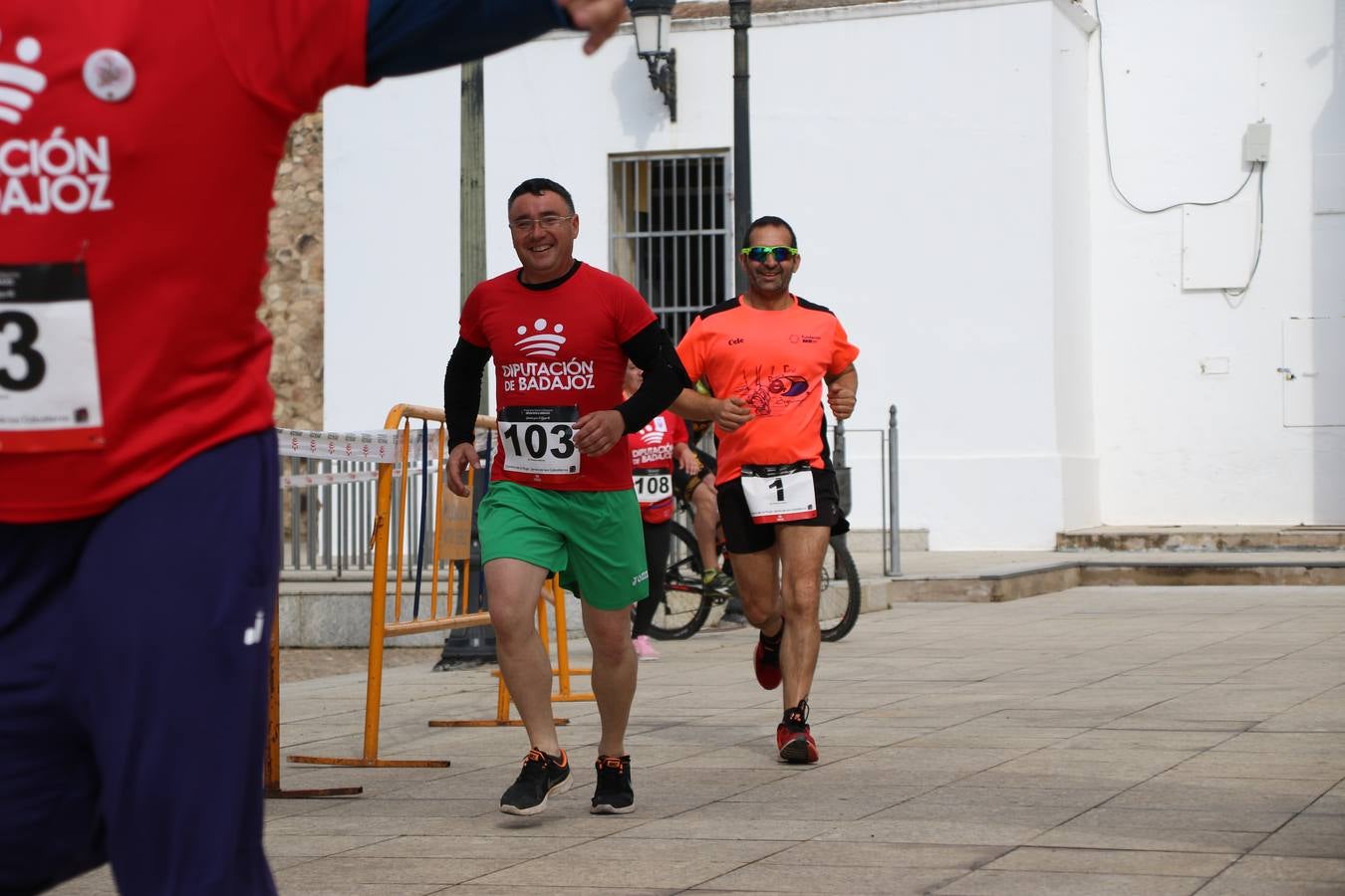 Jerez de los Caballeros ha acogido, esta mañana, la 'I Carrera de la Mujer', enmarcada dentro del programa 'Mujer y Deporte' de la Diputación de Badajoz y bajo el lema 'Nuestra meta, la igualdad'. Más de 300 personas, de todas las edades, se han dado cita en la Plaza de la Alcazaba y han recorrido las calles del municipio en una jornada que ha aunado deporte, solidaridad y reivindicación.
