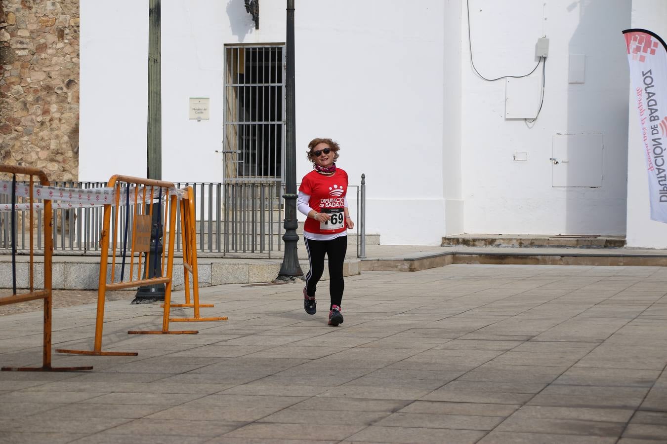 Jerez de los Caballeros ha acogido, esta mañana, la 'I Carrera de la Mujer', enmarcada dentro del programa 'Mujer y Deporte' de la Diputación de Badajoz y bajo el lema 'Nuestra meta, la igualdad'. Más de 300 personas, de todas las edades, se han dado cita en la Plaza de la Alcazaba y han recorrido las calles del municipio en una jornada que ha aunado deporte, solidaridad y reivindicación.
