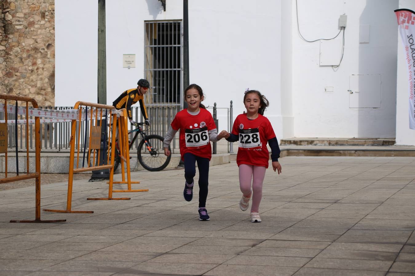 Jerez de los Caballeros ha acogido, esta mañana, la 'I Carrera de la Mujer', enmarcada dentro del programa 'Mujer y Deporte' de la Diputación de Badajoz y bajo el lema 'Nuestra meta, la igualdad'. Más de 300 personas, de todas las edades, se han dado cita en la Plaza de la Alcazaba y han recorrido las calles del municipio en una jornada que ha aunado deporte, solidaridad y reivindicación.
