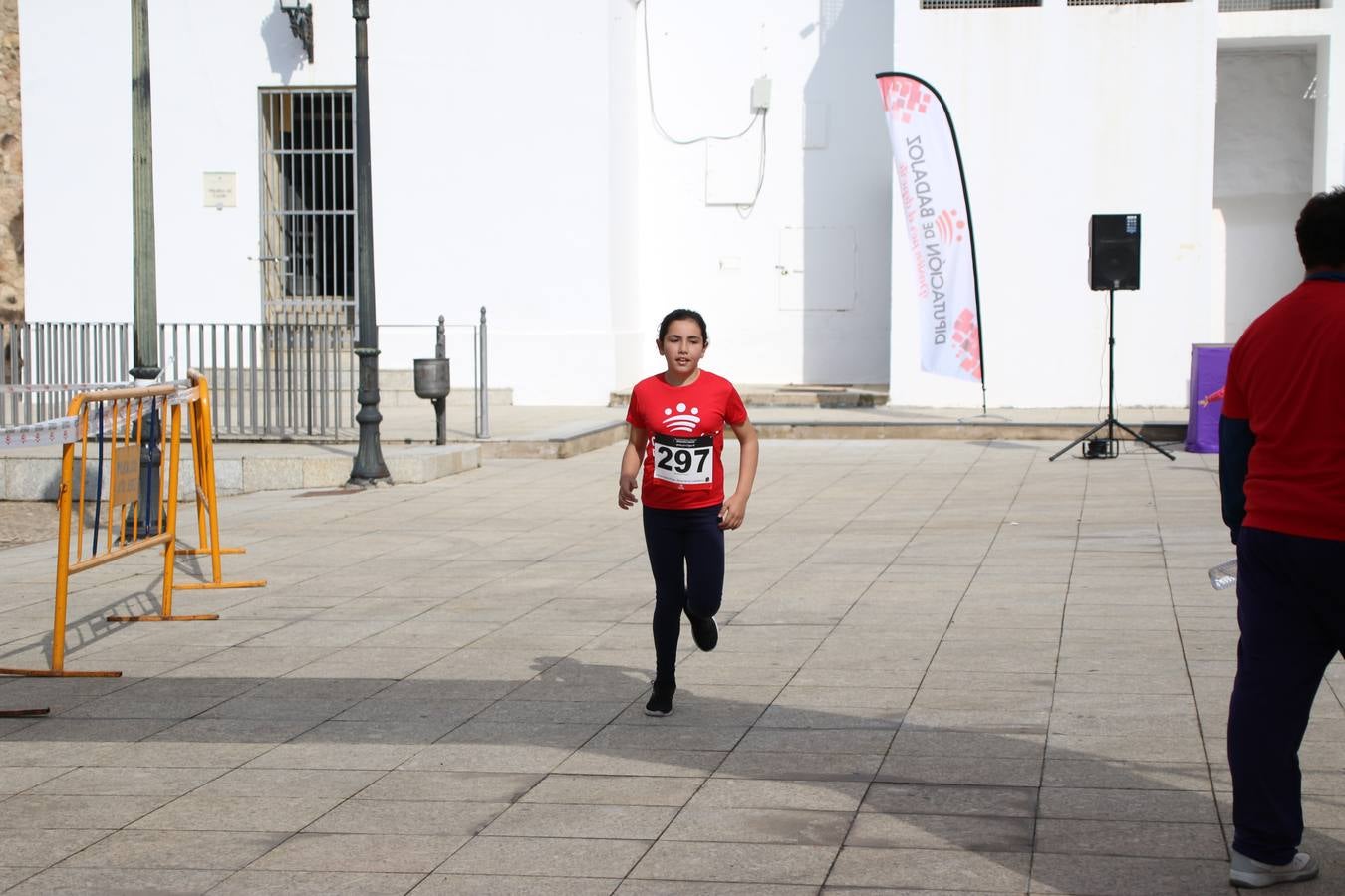 Jerez de los Caballeros ha acogido, esta mañana, la 'I Carrera de la Mujer', enmarcada dentro del programa 'Mujer y Deporte' de la Diputación de Badajoz y bajo el lema 'Nuestra meta, la igualdad'. Más de 300 personas, de todas las edades, se han dado cita en la Plaza de la Alcazaba y han recorrido las calles del municipio en una jornada que ha aunado deporte, solidaridad y reivindicación.