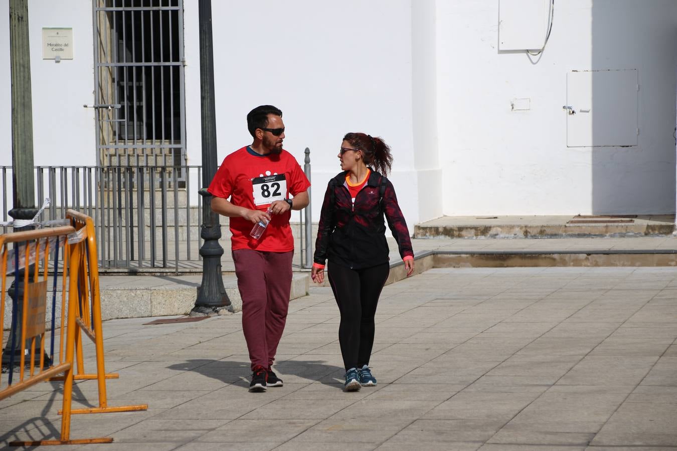 Jerez de los Caballeros ha acogido, esta mañana, la 'I Carrera de la Mujer', enmarcada dentro del programa 'Mujer y Deporte' de la Diputación de Badajoz y bajo el lema 'Nuestra meta, la igualdad'. Más de 300 personas, de todas las edades, se han dado cita en la Plaza de la Alcazaba y han recorrido las calles del municipio en una jornada que ha aunado deporte, solidaridad y reivindicación.