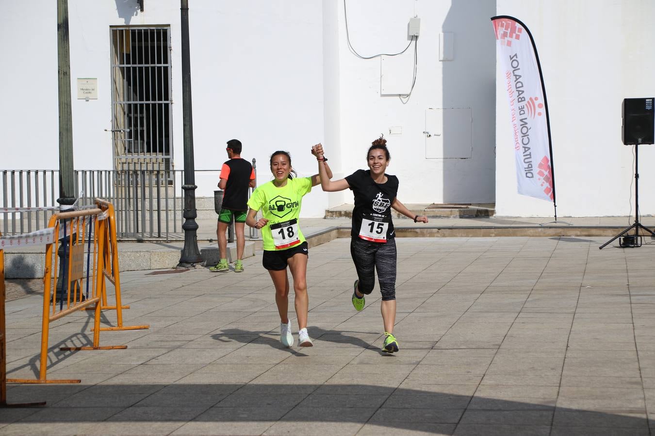 Jerez de los Caballeros ha acogido, esta mañana, la 'I Carrera de la Mujer', enmarcada dentro del programa 'Mujer y Deporte' de la Diputación de Badajoz y bajo el lema 'Nuestra meta, la igualdad'. Más de 300 personas, de todas las edades, se han dado cita en la Plaza de la Alcazaba y han recorrido las calles del municipio en una jornada que ha aunado deporte, solidaridad y reivindicación.