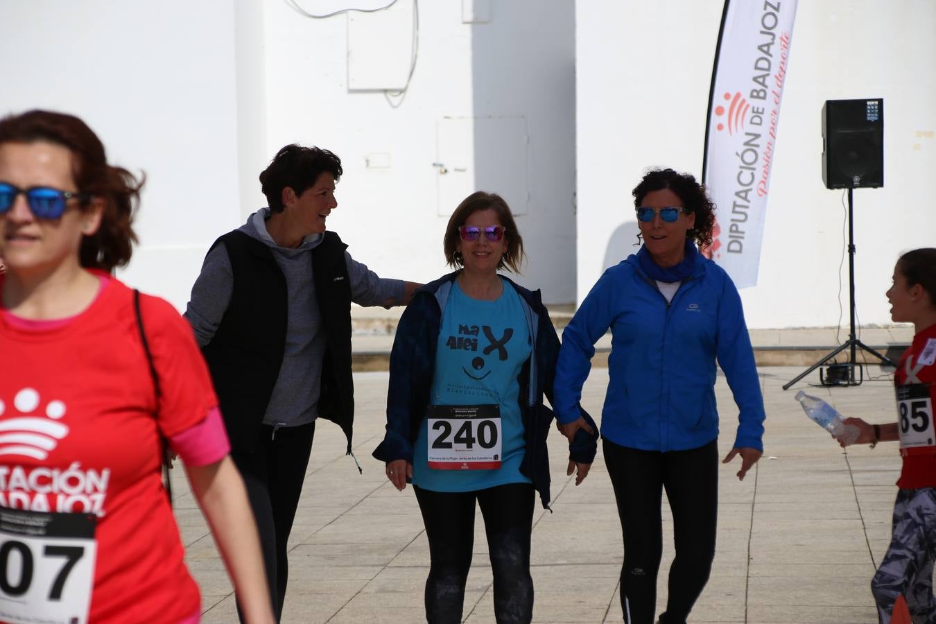Jerez de los Caballeros ha acogido, esta mañana, la 'I Carrera de la Mujer', enmarcada dentro del programa 'Mujer y Deporte' de la Diputación de Badajoz y bajo el lema 'Nuestra meta, la igualdad'. Más de 300 personas, de todas las edades, se han dado cita en la Plaza de la Alcazaba y han recorrido las calles del municipio en una jornada que ha aunado deporte, solidaridad y reivindicación.