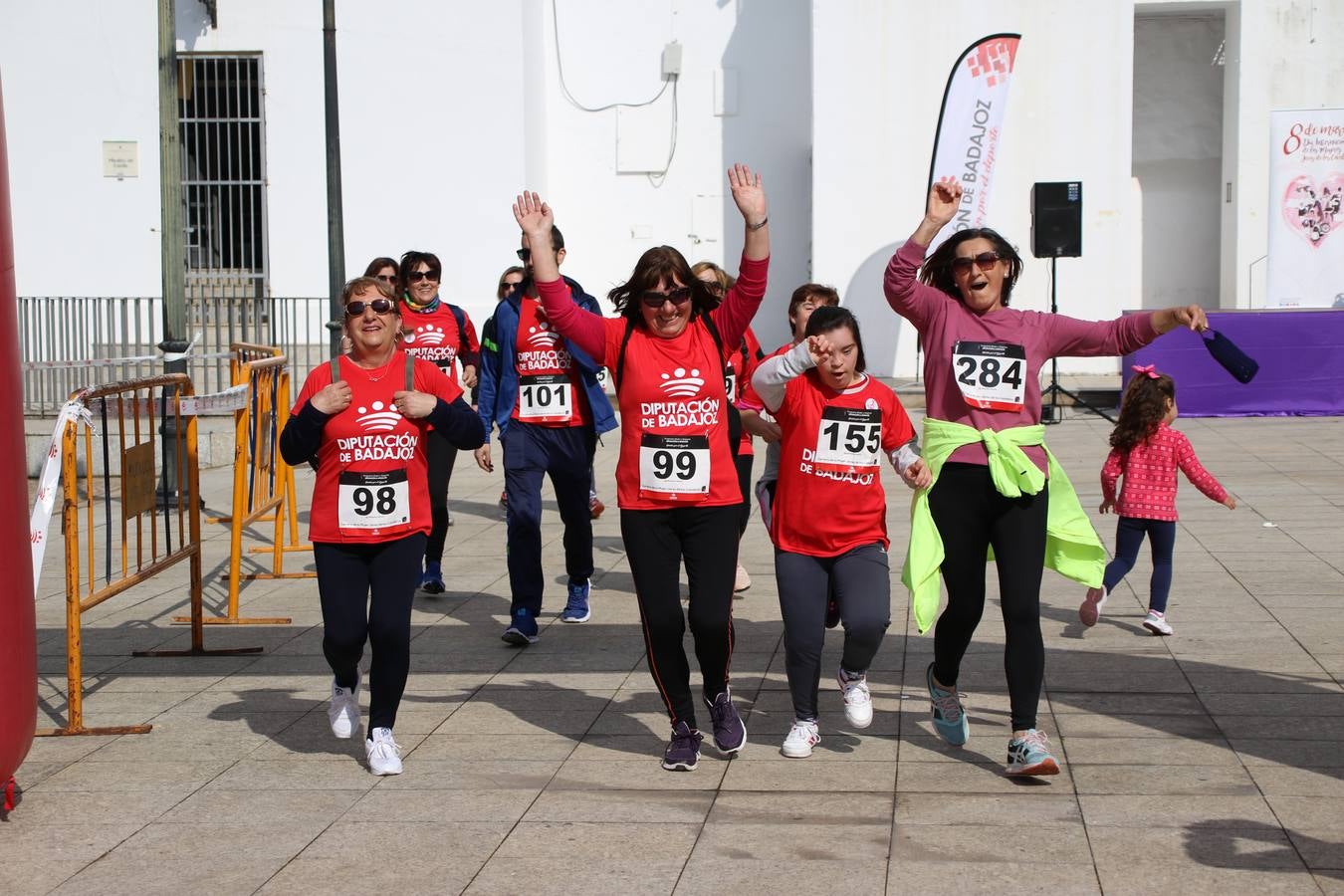 Jerez de los Caballeros ha acogido, esta mañana, la 'I Carrera de la Mujer', enmarcada dentro del programa 'Mujer y Deporte' de la Diputación de Badajoz y bajo el lema 'Nuestra meta, la igualdad'. Más de 300 personas, de todas las edades, se han dado cita en la Plaza de la Alcazaba y han recorrido las calles del municipio en una jornada que ha aunado deporte, solidaridad y reivindicación.