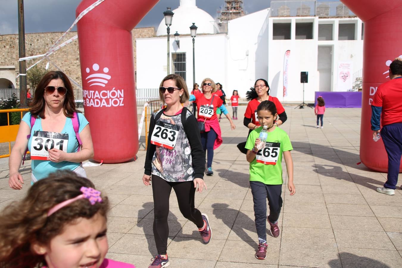Jerez de los Caballeros ha acogido, esta mañana, la 'I Carrera de la Mujer', enmarcada dentro del programa 'Mujer y Deporte' de la Diputación de Badajoz y bajo el lema 'Nuestra meta, la igualdad'. Más de 300 personas, de todas las edades, se han dado cita en la Plaza de la Alcazaba y han recorrido las calles del municipio en una jornada que ha aunado deporte, solidaridad y reivindicación.