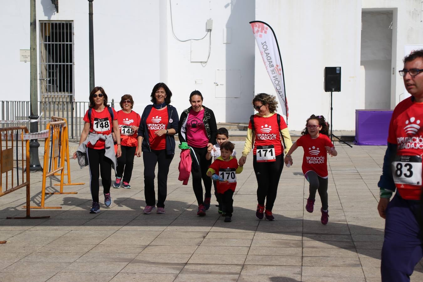 Jerez de los Caballeros ha acogido, esta mañana, la 'I Carrera de la Mujer', enmarcada dentro del programa 'Mujer y Deporte' de la Diputación de Badajoz y bajo el lema 'Nuestra meta, la igualdad'. Más de 300 personas, de todas las edades, se han dado cita en la Plaza de la Alcazaba y han recorrido las calles del municipio en una jornada que ha aunado deporte, solidaridad y reivindicación.