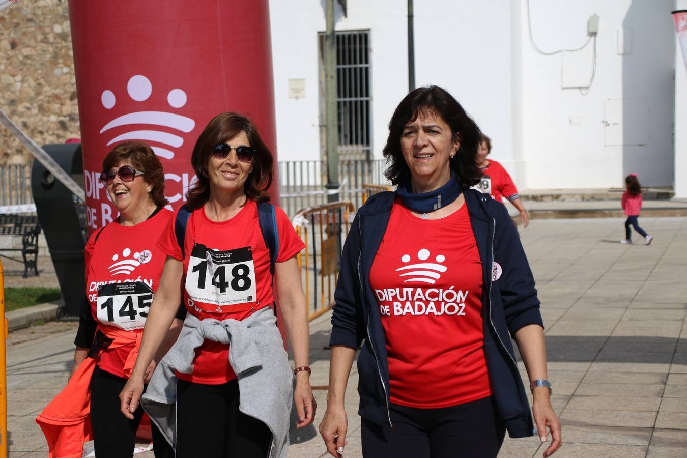 Jerez de los Caballeros ha acogido, esta mañana, la 'I Carrera de la Mujer', enmarcada dentro del programa 'Mujer y Deporte' de la Diputación de Badajoz y bajo el lema 'Nuestra meta, la igualdad'. Más de 300 personas, de todas las edades, se han dado cita en la Plaza de la Alcazaba y han recorrido las calles del municipio en una jornada que ha aunado deporte, solidaridad y reivindicación.