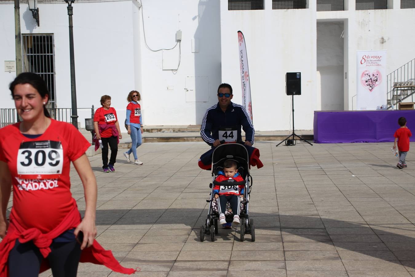 Jerez de los Caballeros ha acogido, esta mañana, la 'I Carrera de la Mujer', enmarcada dentro del programa 'Mujer y Deporte' de la Diputación de Badajoz y bajo el lema 'Nuestra meta, la igualdad'. Más de 300 personas, de todas las edades, se han dado cita en la Plaza de la Alcazaba y han recorrido las calles del municipio en una jornada que ha aunado deporte, solidaridad y reivindicación.