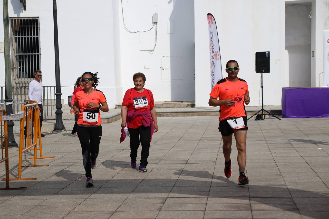 Jerez de los Caballeros ha acogido, esta mañana, la 'I Carrera de la Mujer', enmarcada dentro del programa 'Mujer y Deporte' de la Diputación de Badajoz y bajo el lema 'Nuestra meta, la igualdad'. Más de 300 personas, de todas las edades, se han dado cita en la Plaza de la Alcazaba y han recorrido las calles del municipio en una jornada que ha aunado deporte, solidaridad y reivindicación.