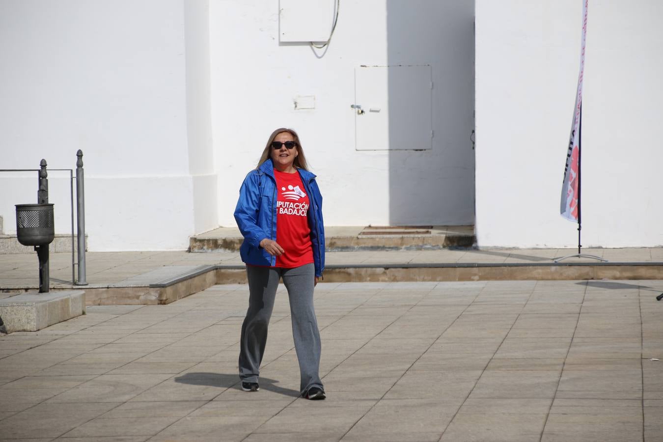 Jerez de los Caballeros ha acogido, esta mañana, la 'I Carrera de la Mujer', enmarcada dentro del programa 'Mujer y Deporte' de la Diputación de Badajoz y bajo el lema 'Nuestra meta, la igualdad'. Más de 300 personas, de todas las edades, se han dado cita en la Plaza de la Alcazaba y han recorrido las calles del municipio en una jornada que ha aunado deporte, solidaridad y reivindicación.