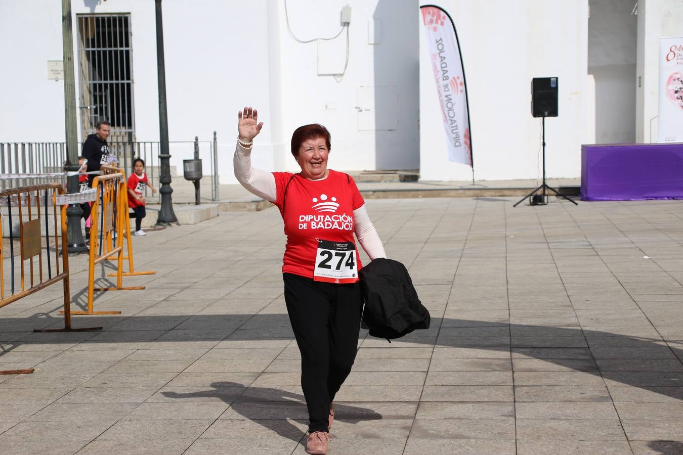 Jerez de los Caballeros ha acogido, esta mañana, la 'I Carrera de la Mujer', enmarcada dentro del programa 'Mujer y Deporte' de la Diputación de Badajoz y bajo el lema 'Nuestra meta, la igualdad'. Más de 300 personas, de todas las edades, se han dado cita en la Plaza de la Alcazaba y han recorrido las calles del municipio en una jornada que ha aunado deporte, solidaridad y reivindicación.