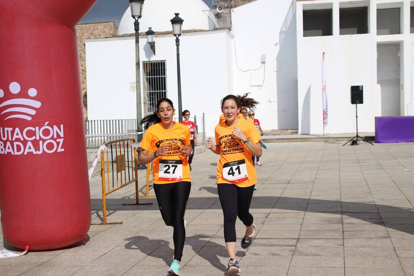 Jerez de los Caballeros ha acogido, esta mañana, la 'I Carrera de la Mujer', enmarcada dentro del programa 'Mujer y Deporte' de la Diputación de Badajoz y bajo el lema 'Nuestra meta, la igualdad'. Más de 300 personas, de todas las edades, se han dado cita en la Plaza de la Alcazaba y han recorrido las calles del municipio en una jornada que ha aunado deporte, solidaridad y reivindicación.